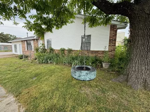 301 Luyster St, Koshkonong, MO 65692
