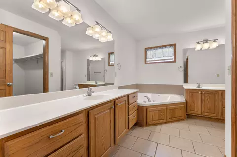 Bath - 3322 S Saratoga Ave, Springfield, MO 65804 photo 2 of 6