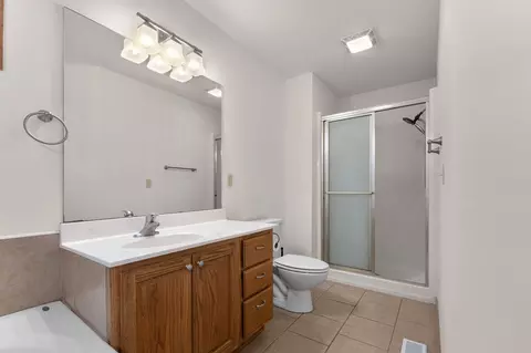 Bath - 3322 S Saratoga Ave, Springfield, MO 65804 photo 4 of 6