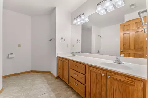Bath - 3322 S Saratoga Ave, Springfield, MO 65804 photo 5 of 6