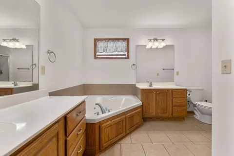 Bath - 3322 S Saratoga Ave, Springfield, MO 65804 photo 3 of 6