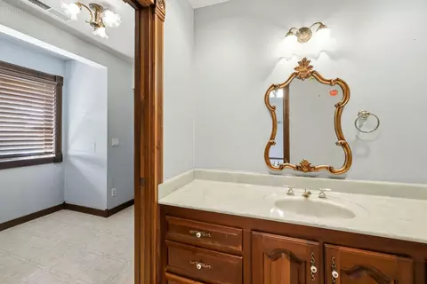 Bath - 2552 S Skyline Dr, Springfield, MO 65804 photo 4 of 5