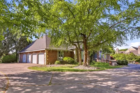 Exterior - 2552 S Skyline Dr, Springfield, MO 65804 photo 3 of 7