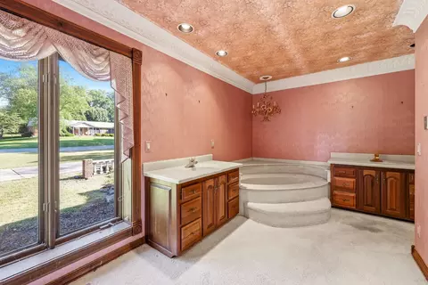 Bath - 2552 S Skyline Dr, Springfield, MO 65804 photo 1 of 5