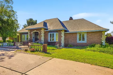 Exterior - 2552 S Skyline Dr, Springfield, MO 65804 photo 2 of 7