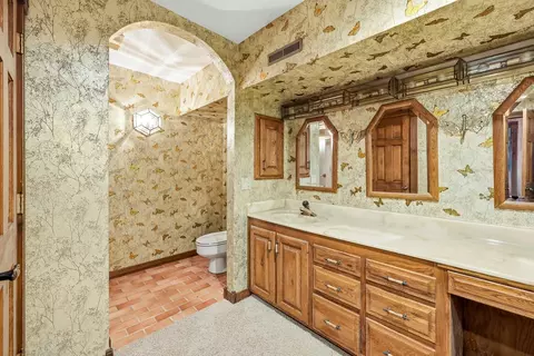 Bath - 2552 S Skyline Dr, Springfield, MO 65804 photo 3 of 5