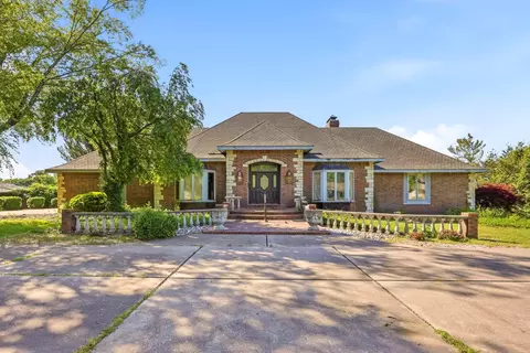 2552 S Skyline Dr, Springfield, MO 65804