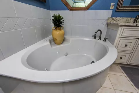 Bath - 5924 S Farm Road 181, Springfield, MO 65804 photo 2 of 4