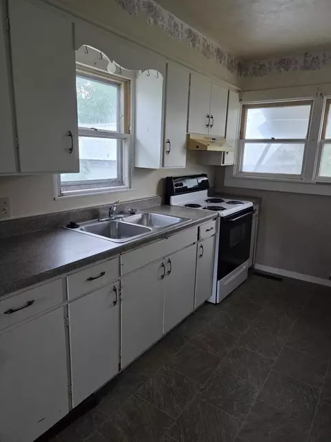 Kitchen - 111 E Forest St, Bolivar, MO 65613 photo 3 of 3