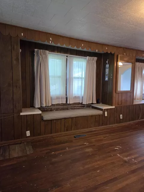 Living - 111 E Forest St, Bolivar, MO 65613 photo 4 of 5