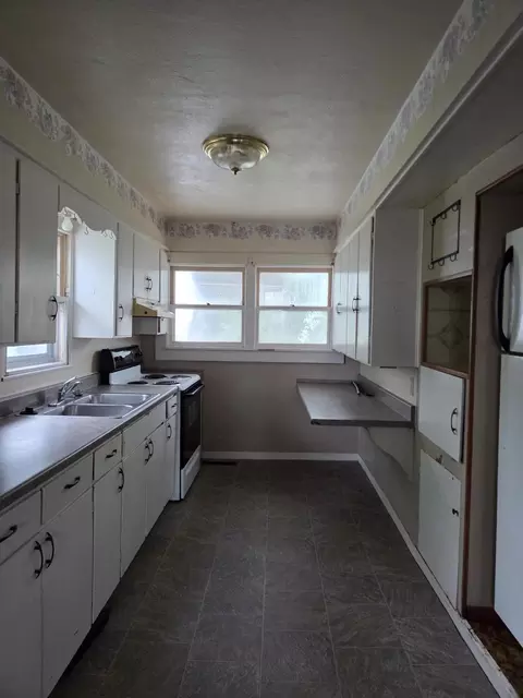 Kitchen - 111 E Forest St, Bolivar, MO 65613 photo 2 of 3