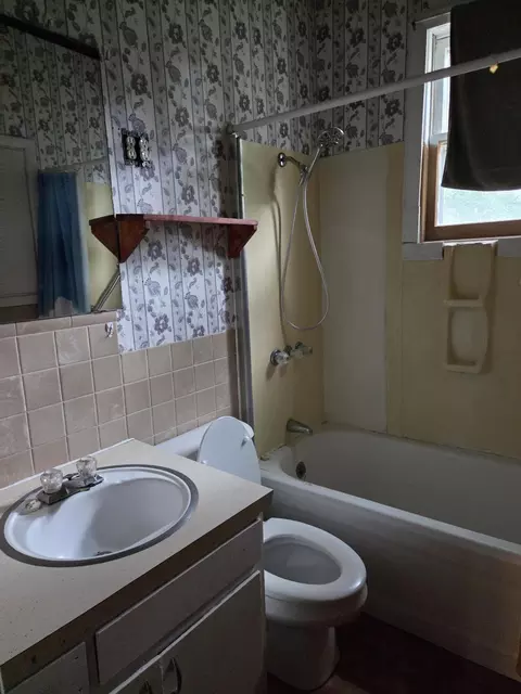 Bath - 111 E Forest St, Bolivar, MO 65613 photo 1 of 2