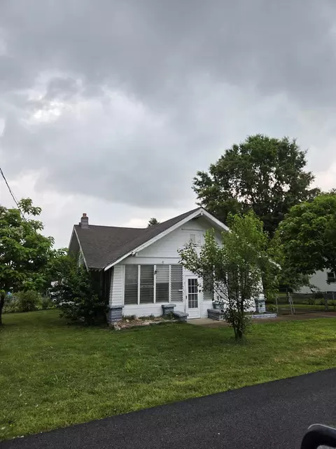Exterior - 111 E Forest St, Bolivar, MO 65613 photo 2 of 4