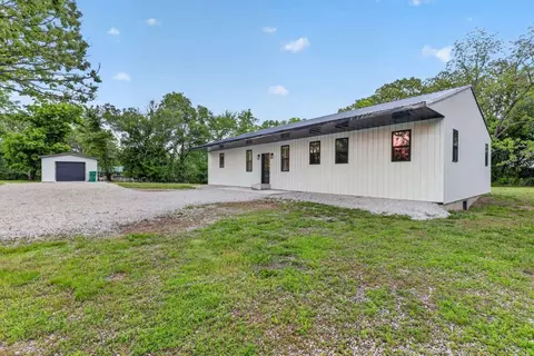 938 Post Oak Rd, Willow Springs, MO 65793