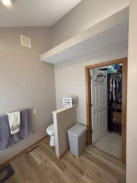 Bath - 2728 S Jonathan Ave, Springfield, MO 65807 photo 2 of 5