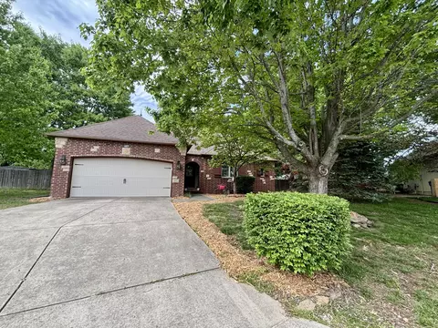 607 E Falls Cir, Ozark, MO 65721