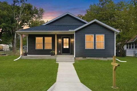 915 S Hudson Ave, Aurora, MO 65605
