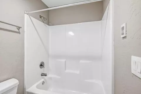 Bath - 4324 E Kentbrook Dr, Springfield, MO 65802 photo 4 of 4