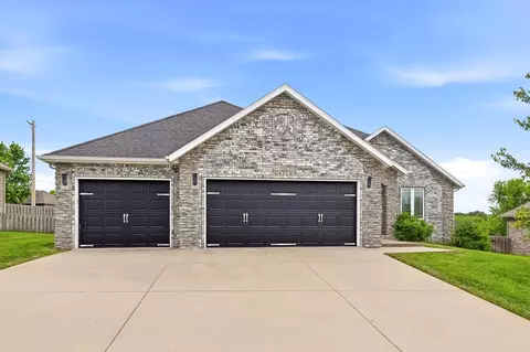 Exterior - 4324 E Kentbrook Dr, Springfield, MO 65802 photo 3 of 8