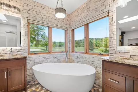 Bath - 244 Thomas Ln, Shell Knob, MO 65747 photo 4 of 15