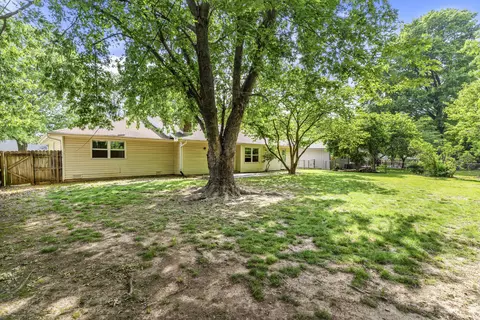 Exterior - 1527 E Hanover St, Springfield, MO 65804 photo 6 of 7