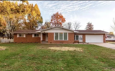 909 S Rosewood Dr, Monett, MO 65708
