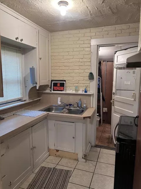Kitchen - 2010 E Cairo St, Springfield, MO 65802 photo 1 of 1