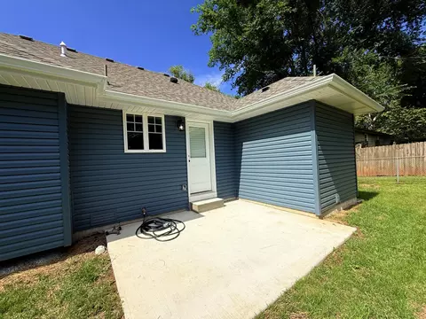 Exterior - 1116 W Broadmoor St, Springfield, MO 65807 photo 5 of 7