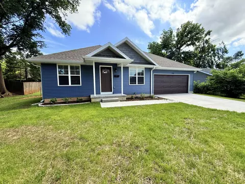 Exterior - 1116 W Broadmoor St, Springfield, MO 65807 photo 2 of 7