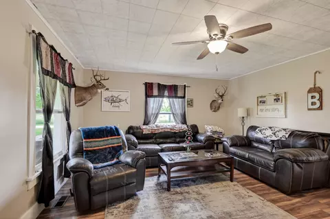 Living - 7614 Apple Rd, Sarcoxie, MO 64862 photo 4 of 5