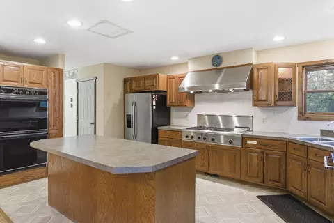 Kitchen - 26079 Arrowhead Beach Ln, Hermitage, MO 65668 photo 3 of 5