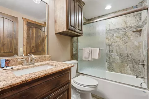 Bath - 26 Cave Ln #20, Branson, MO 65616 photo 1 of 2