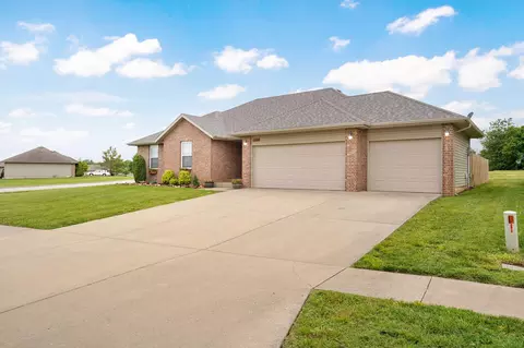 Exterior - 1071 S Tanner Dr, Springfield, MO 65802 photo 2 of 11