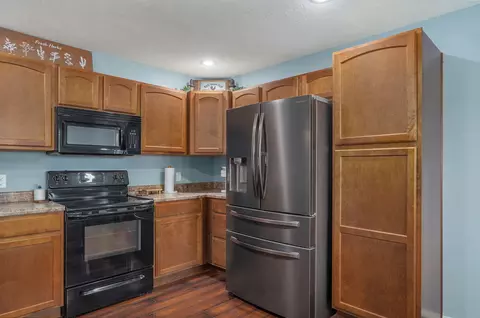Kitchen - 1071 S Tanner Dr, Springfield, MO 65802 photo 1 of 2