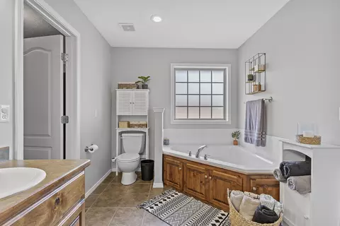 Bath - 4433 S Appleton Dr, Springfield, MO 65810 photo 1 of 3