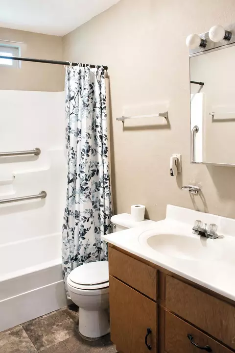 Bath - 508 Monroe St, Thayer, MO 65791 photo 3 of 4