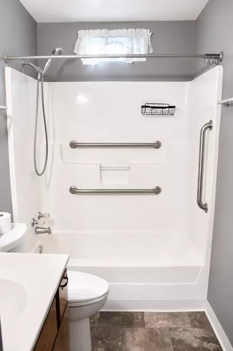 Bath - 508 Monroe St, Thayer, MO 65791 photo 2 of 4