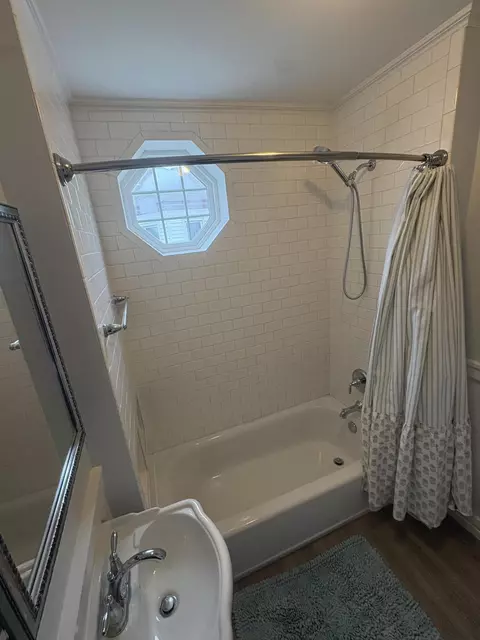 Bath - 2043 N Jefferson Ave, Springfield, MO 65803 photo 2 of 3