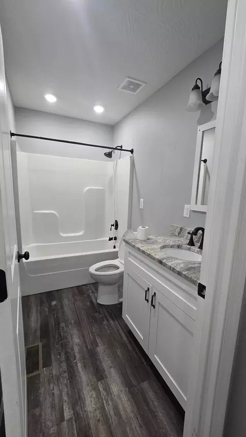 Bath - 181 Sunshine Ave, Cabool, MO 65689 photo 4 of 5