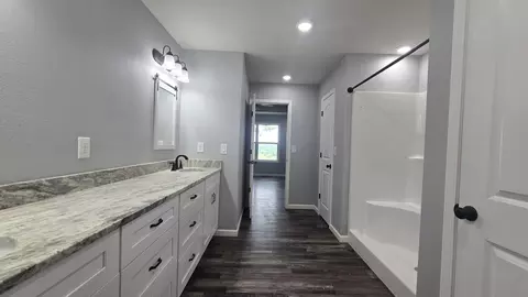 Bath - 181 Sunshine Ave, Cabool, MO 65689 photo 1 of 5