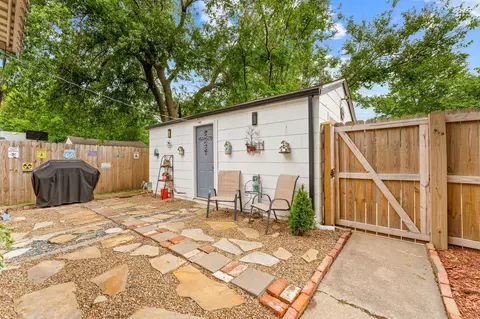 Exterior - 200 E Kingsbury St, Springfield, MO 65807 photo 5 of 7