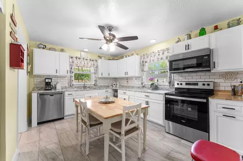 Kitchen - 200 E Kingsbury St, Springfield, MO 65807 photo 2 of 3