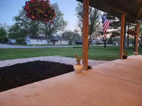 Exterior - 300 E Maple St, Mansfield, MO 65704 photo 3 of 10