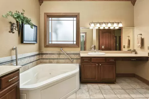 Bath - 151 Welford Ln, Branson, MO 65616 photo 4 of 10