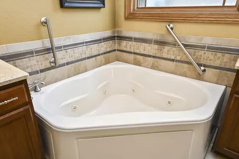 Bath - 151 Welford Ln, Branson, MO 65616 photo 6 of 10
