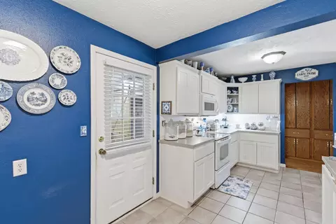 Kitchen - 643 State Highway P, Clever, MO 65631 photo 4 of 6