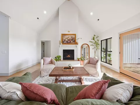 Living - 2345 Cologna Rd, Marshfield, MO 65706 photo 2 of 4