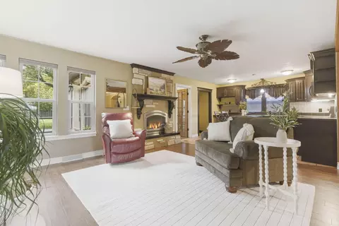 Living - 3601 E Catalpa St, Springfield, MO 65809 photo 2 of 3