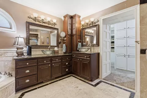 Bath - 3601 E Catalpa St, Springfield, MO 65809 photo 2 of 4
