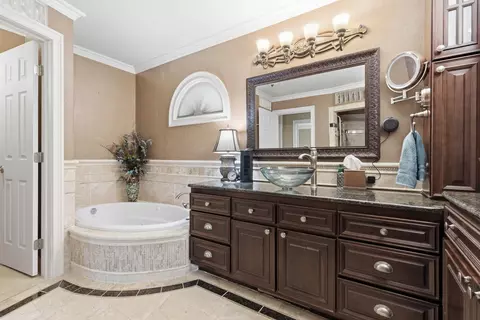 Bath - 3601 E Catalpa St, Springfield, MO 65809 photo 3 of 4